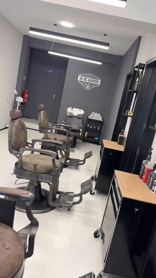 A 10 de Agosto - Barbershop (Viana) está de cara nova!
Renovámos o espaço, melhorámos as condições de atendimento e trouxemos a nova identidade da nossa barbearia para ainda melhor te receber.
✨ Mais conforto. Mais estilo. Mais 10 de Agosto.
Mas não te preocupes… a essência continua a mesma:
mesma equipa, mesma vibe, mesmo compromisso com o teu melhor corte!
🪒 Passa por cá e sente a diferença!
#10deAgostoBarbershop #NovaCaraMesmaAlma #BarbeariaComEstilo #VianaDoCastelo #BarbeirosDeConfiança
Gostas da nova imagem? Diz-nos o que achas!