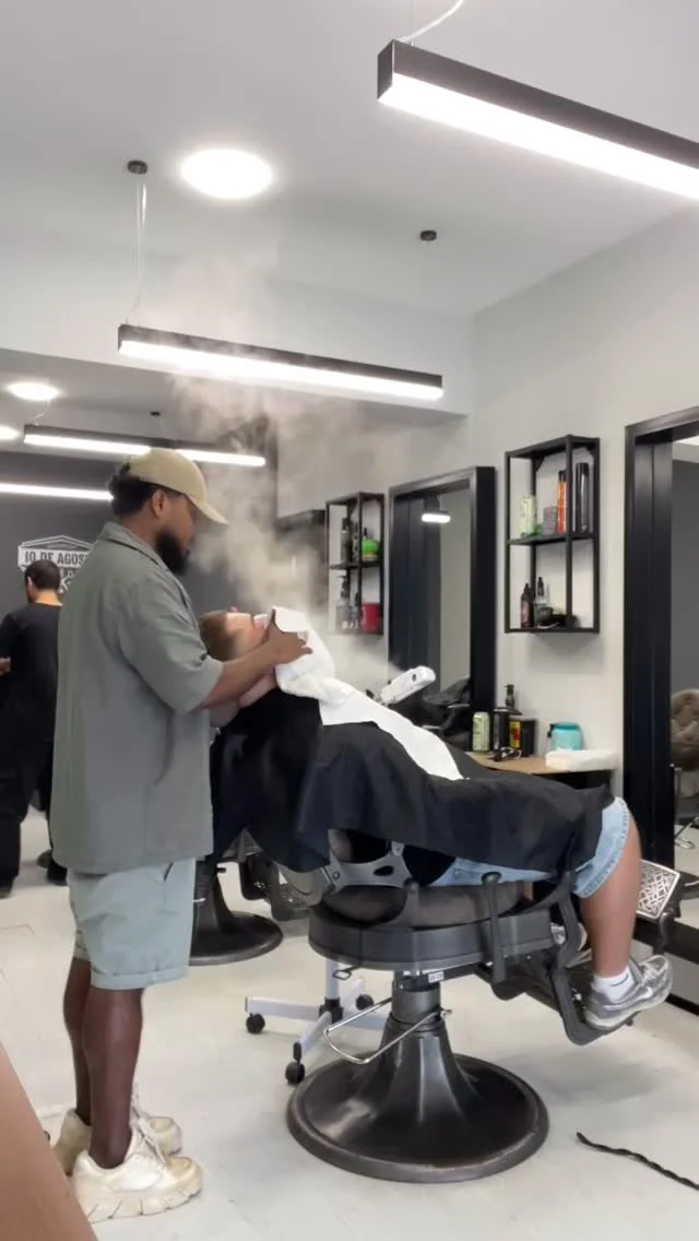 🎶 Barba alinhada ✔️
Corte afiado ✔️
Relax total ✔️
Tudo num só lugar: 10 de Agosto - Barbershop 💈