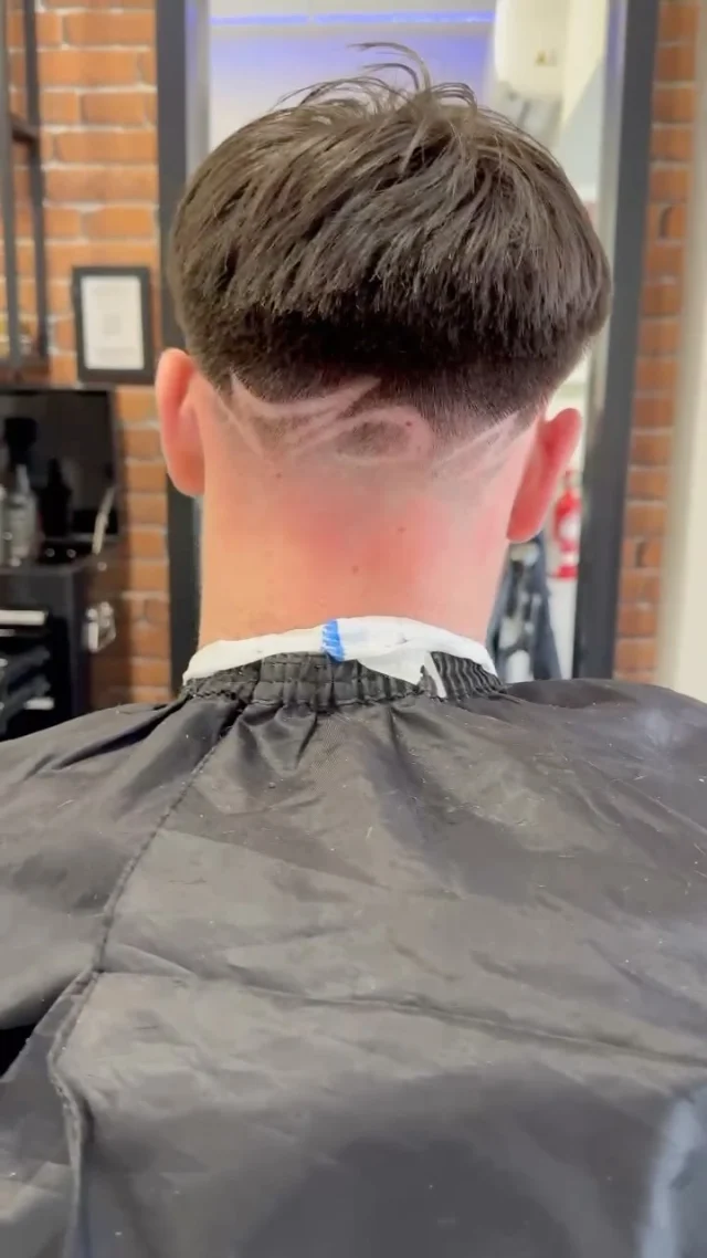 Quando o barbeiro diz “vou fazer um freestyle”…
Tu só sentas e pensas: “é hoje que saio daqui modelo de catálogo!”
Aqui na 10 de Agosto - Barbershop o corte é na vibe, mas o resultado é sempre sério!
Marca já o teu corte — o link tá na bio!
Não deixes pra última hora, que a agenda voa mais rápido que máquina de zero!
✂️ #freestylecut #barbeariacomestilo #10deagosto #fadeperigoso #barbeiropt #cortetop #vianadocastelo #barbersbelike #linknabio #marcaoteu