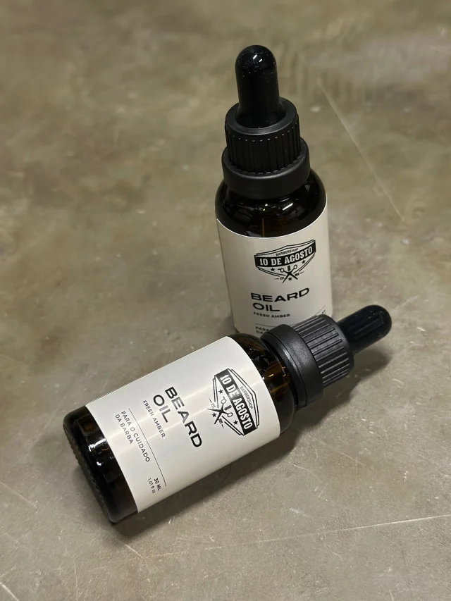 ✨ O cuidado que a sua barba merece… chegou! ✨
Na 10 de Agosto – Barbershop, sabemos que uma barba bem tratada é mais do que estilo — é identidade.
Apresentamos o nosso novo Óleo de Barba que irá ajudar a manter a vossa barba hidratada, nutrida e deixar um aroma irresistível, com a qualidade e detalhe que já conhece do nosso serviço.
💈 Porque cuidar da barba é cuidar de si.
📍 Disponível exclusivamente nas nossas barbearias.
#BarbaPerfeita #10DeAgostoBarbershop #ÓleoDeBarba #Estilo #CuidadoMasculino #Barbearia